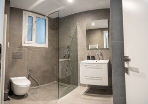 Bagno | Doccia, set di cortesia gratuito, asciugacapelli, asciugamani