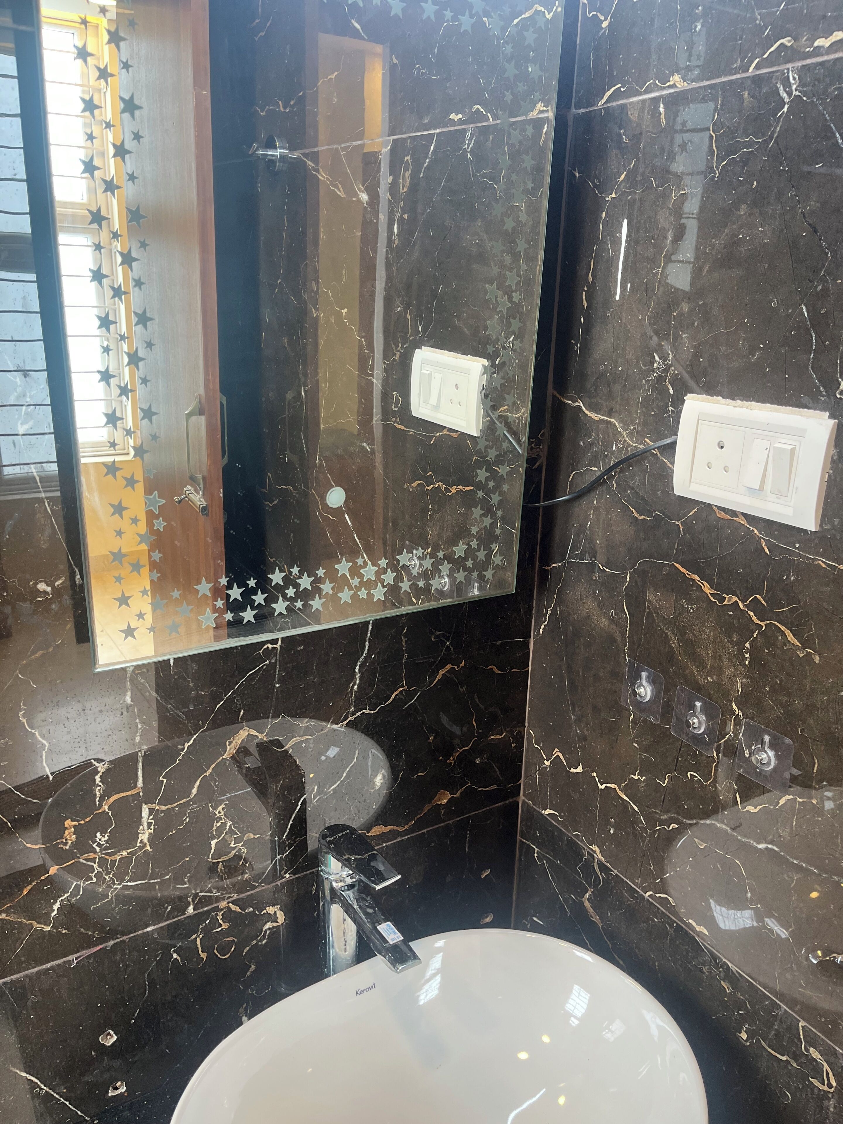 Douche, sèche-cheveux, serviettes fournies, savon
