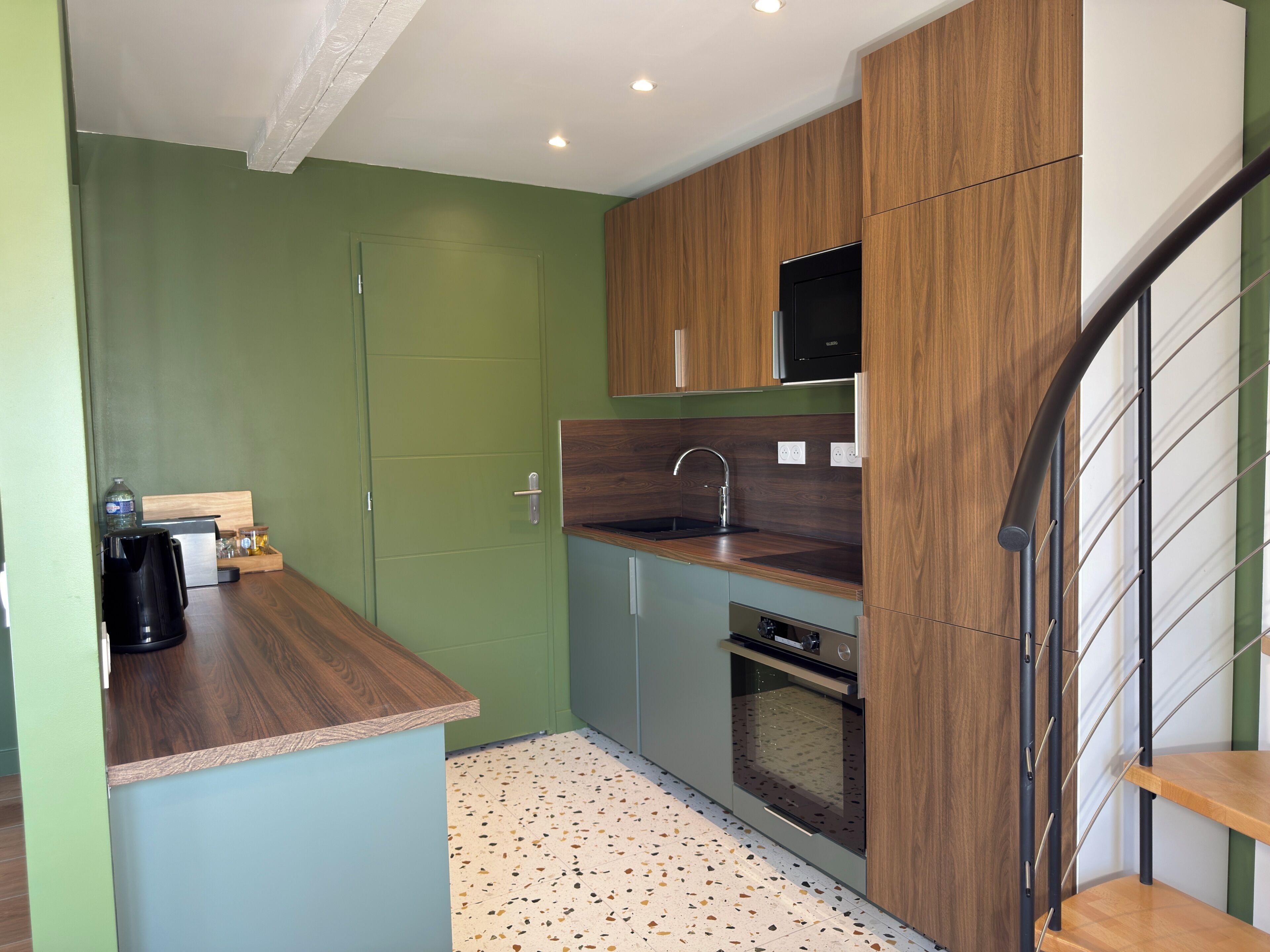 Coffee/tea maker, fridge, microwave, oven