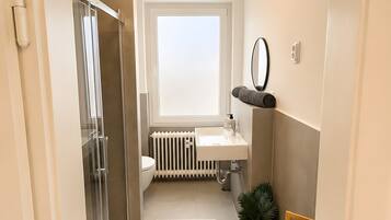 Dusche, Haartrockner, Handtücher