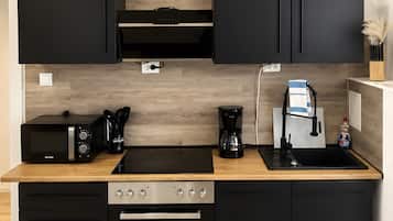 Coffee/tea maker, fridge, microwave, oven