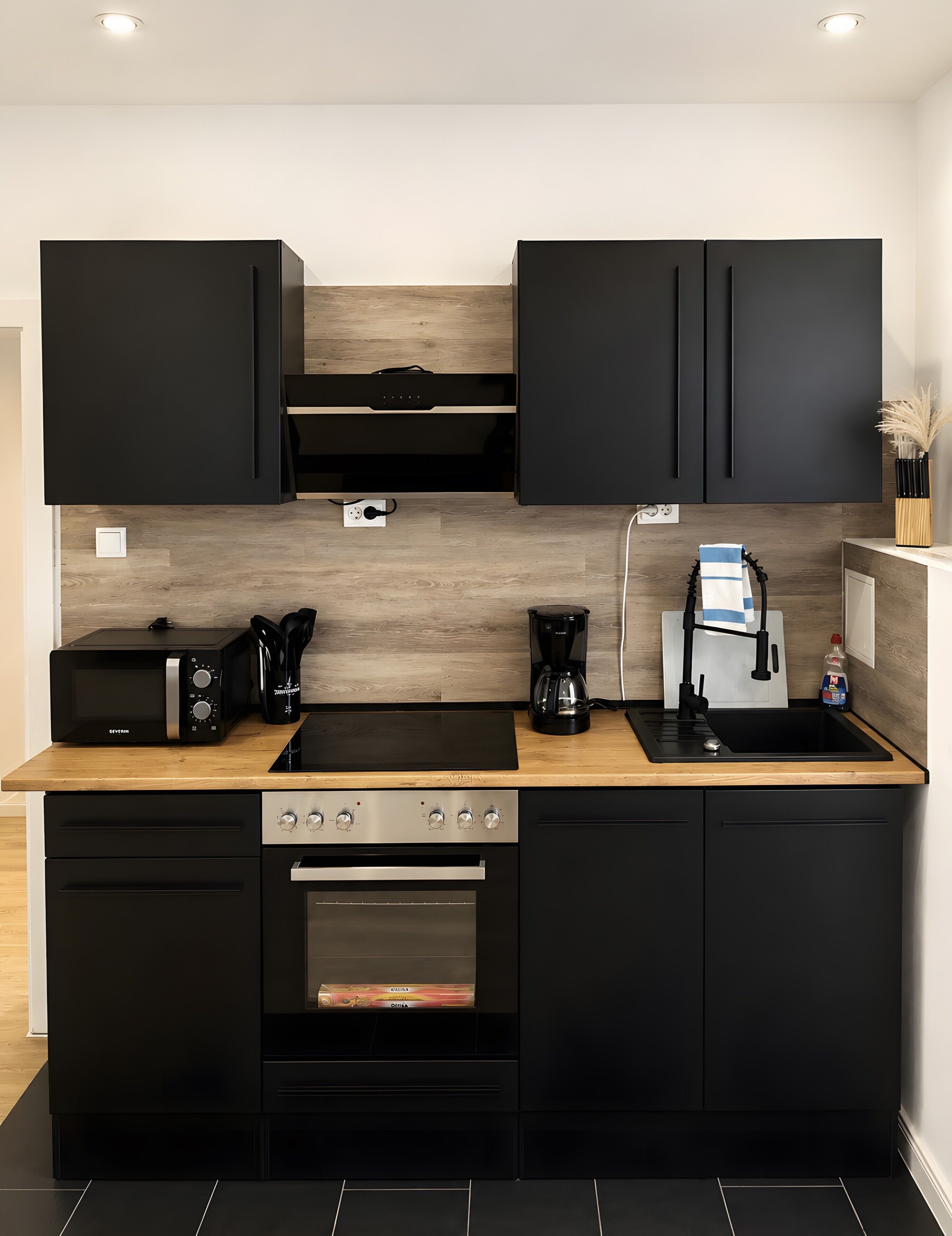Wasserkocher mit Kaffee-/Teezubehör, Kühlschrank, Mikrowelle, Ofen