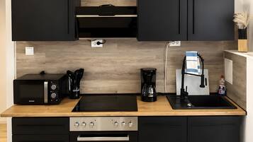Wasserkocher mit Kaffee-/Teezubehör, Kühlschrank, Mikrowelle, Ofen