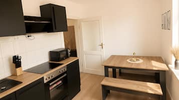 Wasserkocher mit Kaffee-/Teezubehör, Kühlschrank, Mikrowelle, Ofen
