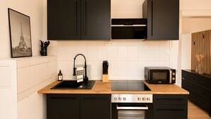 Wasserkocher mit Kaffee-/Teezubehör, Kühlschrank, Mikrowelle, Ofen