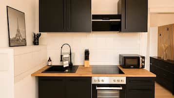 Coffee/tea maker, fridge, microwave, oven