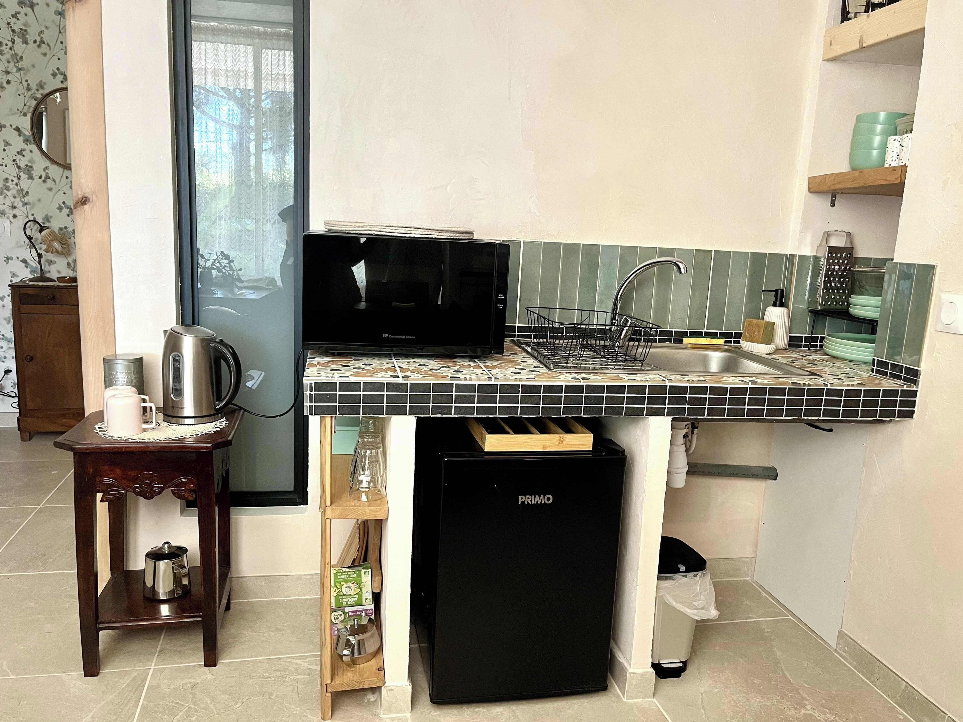 Geladeira, micro-ondas, chaleira elétrica