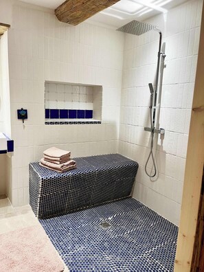 Een douche, een haardroger, handdoeken, zeep