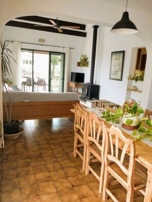 Una sala de estar acogedora con chimenea, muebles de madera y televisión.