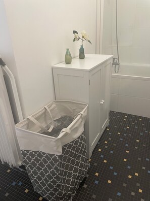 Hair dryer, towels, soap, toilet paper - Vrbo Property (Asnières-sur-Seine)