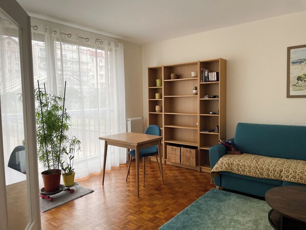 Living area - Vrbo Property (Asnières-sur-Seine)