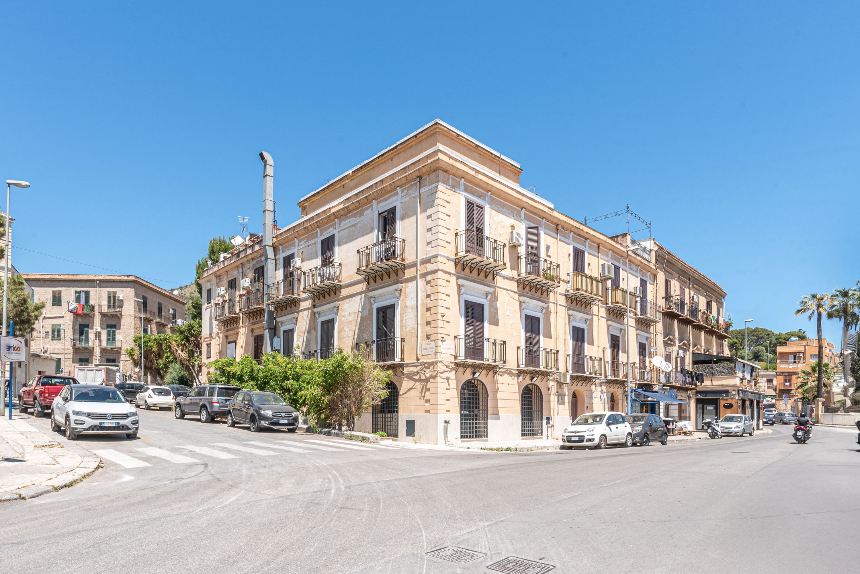 Un edificio de varios pisos con estilo arquitectónico clásico, con balcones y grandes ventanales.