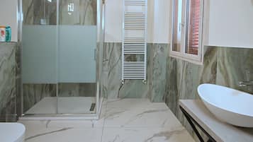 Dusche, Haartrockner, Bidet, Handtücher