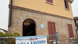 A villa with a stone facade, a signboard, and a metal gate. - B&b Villa Ravenna (Ravenna)