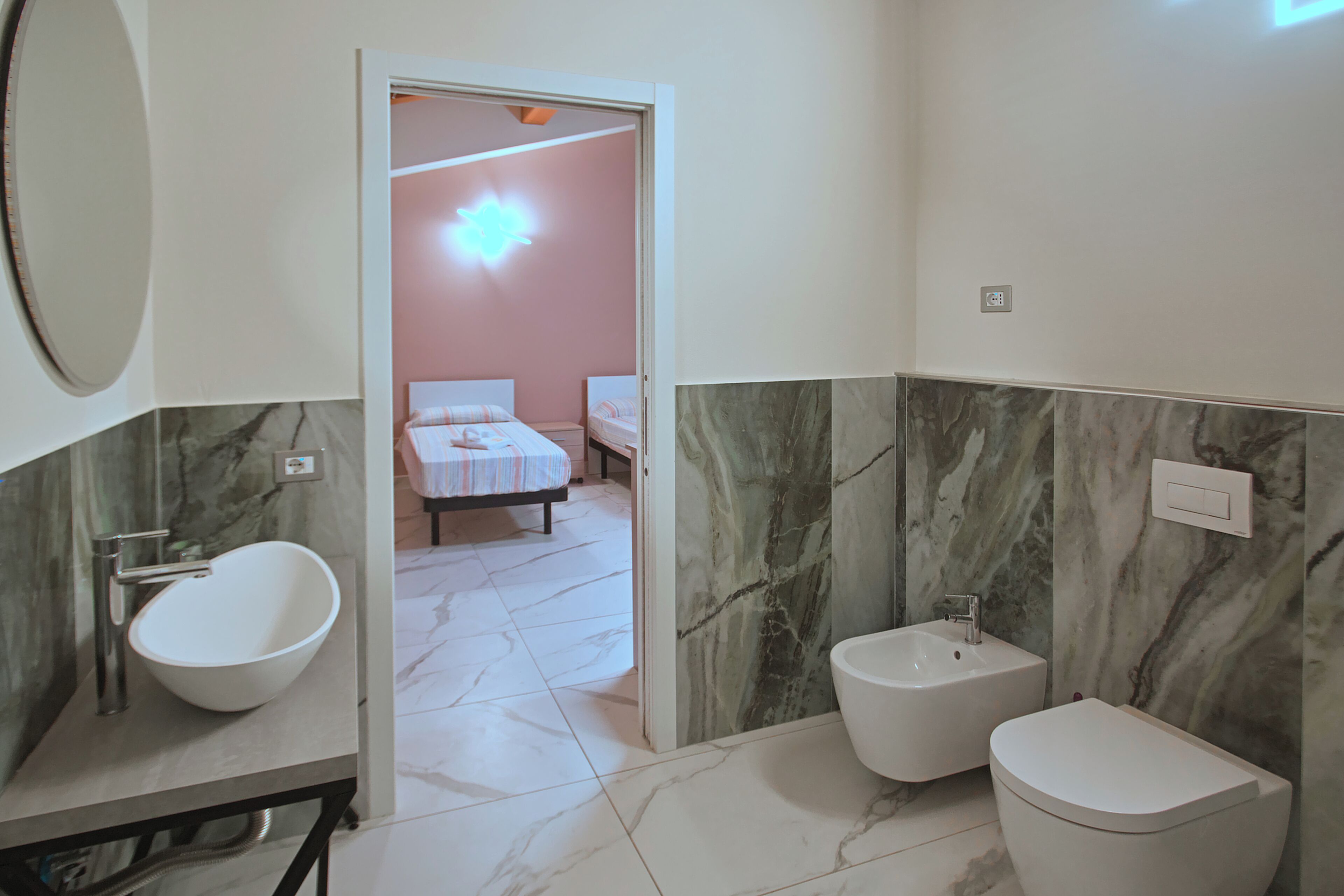 Dusche, Haartrockner, Bidet, Handtücher