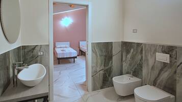 Dusche, Haartrockner, Bidet, Handtücher