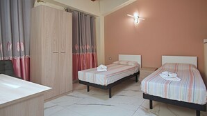A hotel room with two single beds, a desk, a wardrobe, and a bathroom with a shower curtain. - B&b Villa Ravenna (Ravenna)
