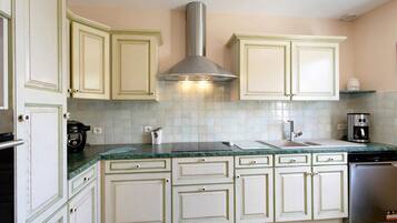 Coffee/tea maker, fridge, microwave, oven