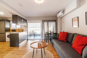 A modern apartment with a kitchen, dining area, and living room. - Stylish Duplex Apartment Near Victoria Metro (Athens)