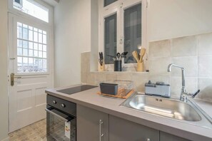 A kitchen with a window, a sink, and a stove. - Zen Yard, Exarchia (neapoli) (Athens)