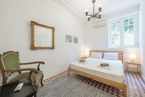 A hotel room with a bed, a chair, a table, a mirror, and a window. - Zen Amazing, Exarchia (Athens)