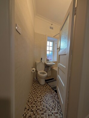 Hair dryer, towels, soap, toilet paper - Laneway Studio - Surry Hills (Surry Hills)