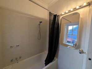 Hair dryer, towels, soap, toilet paper - Laneway Studio - Surry Hills (Surry Hills)