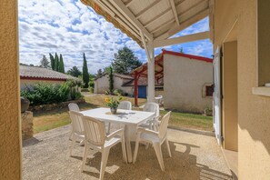 Outdoor dining - Le Colombier de Sauvignac - Avec piscine privée (Sauvignac)