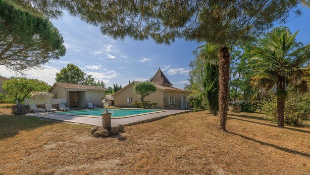 A residential property with a swimming pool, a covered patio area, and a well-maintained lawn. - Le Colombier de Sauvignac - Avec piscine privée (Sauvignac)