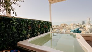 Tinaco con vistas a la ciudad, rodeado de abundante vegetación.