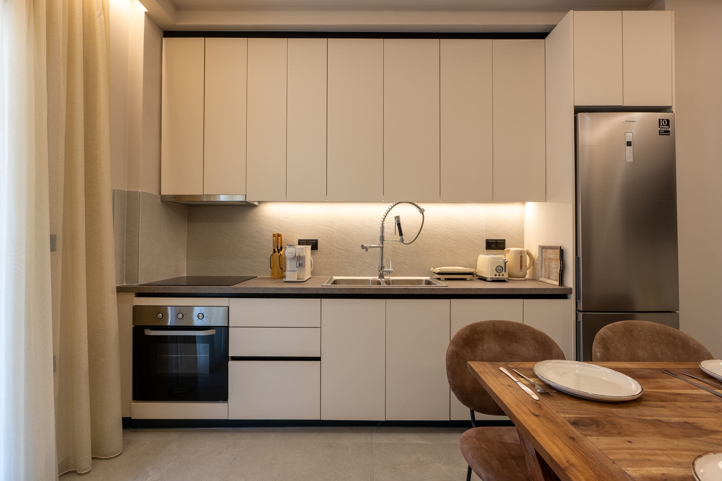 Coffee/tea maker, fridge, oven, stovetop