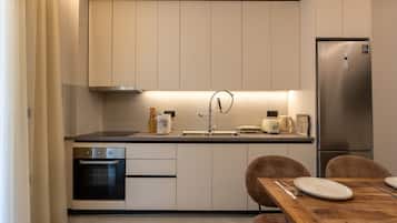 Coffee/tea maker, fridge, oven, stovetop