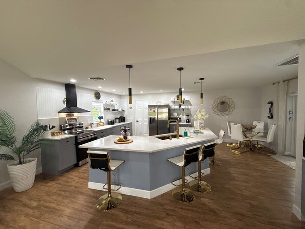Private kitchen - 4-bedroom house in tranquil Lehigh Acres with Central AC (Lehigh Acres)