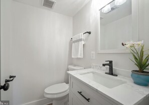 Bathroom - Quaint 3-bedroom house with AC in lovely Washington (Washington)