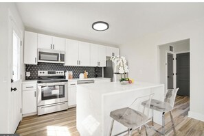 Private kitchen - Quaint 3-bedroom house with AC in lovely Washington (Washington)