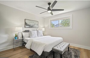 Room - Quaint 3-bedroom house with AC in lovely Washington (Washington)