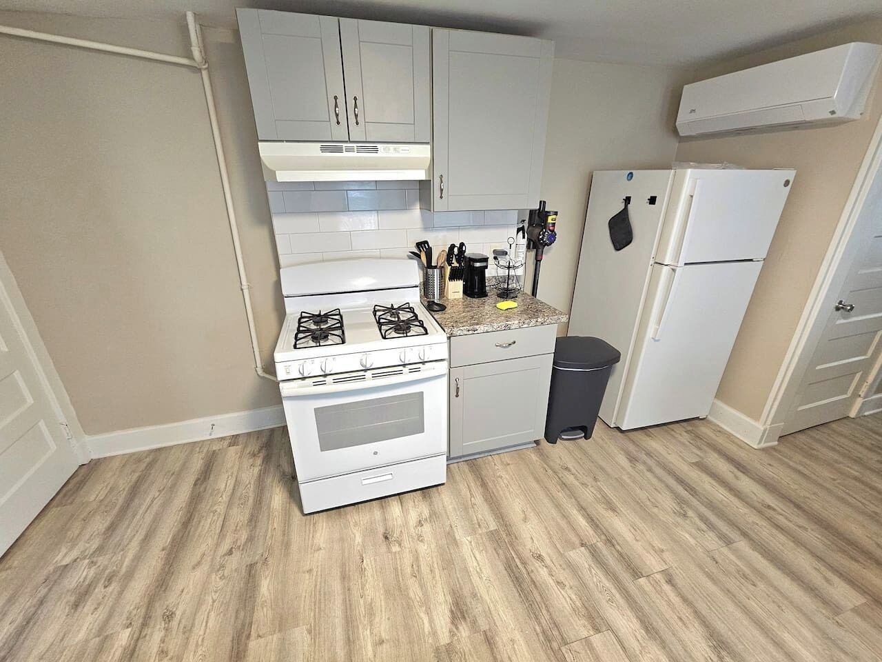 Coffee/tea maker, fridge, microwave, stovetop