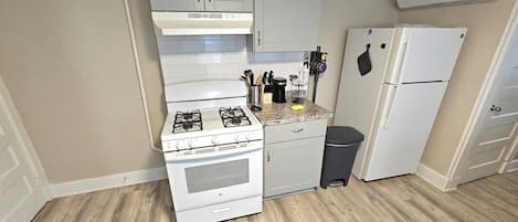 Coffee/tea maker, fridge, microwave, stovetop