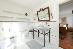Apartment, Lake View | Bathroom | Bathtub, free toiletries, hair dryer, bidet - Villino Colmenacco (Nesso)