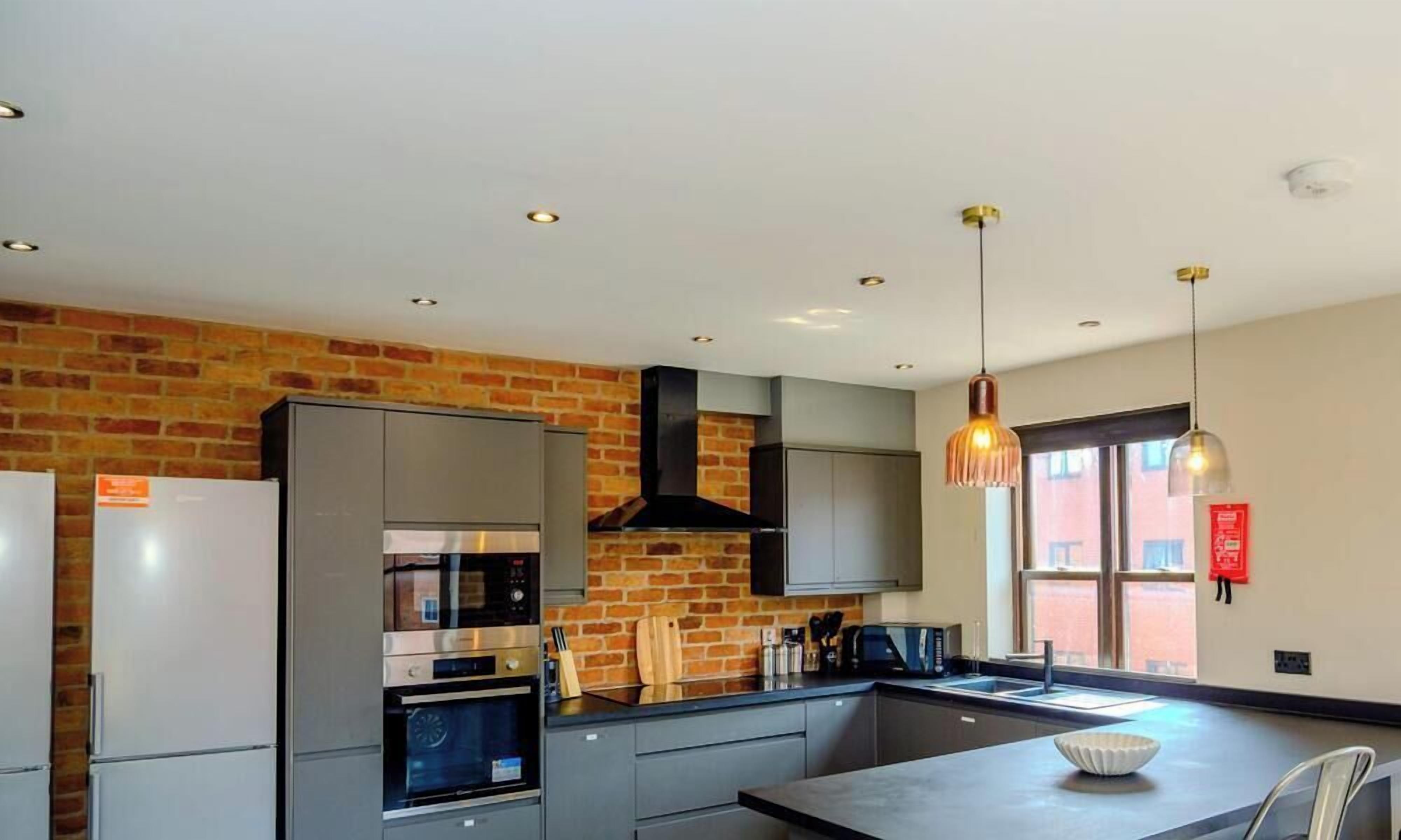 Fridge, oven, stovetop, electric kettle
