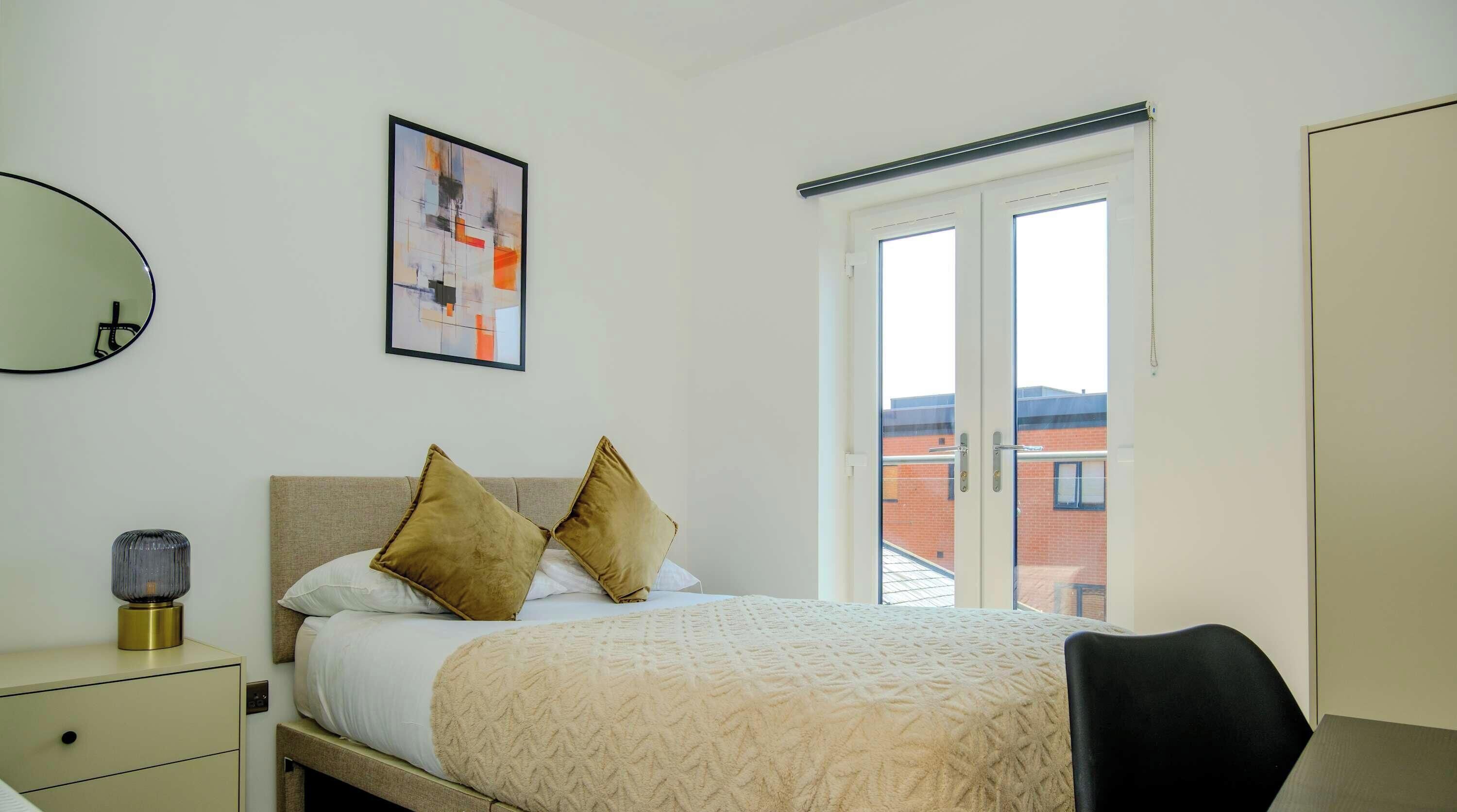 6 bedrooms, desk, iron/ironing board, WiFi