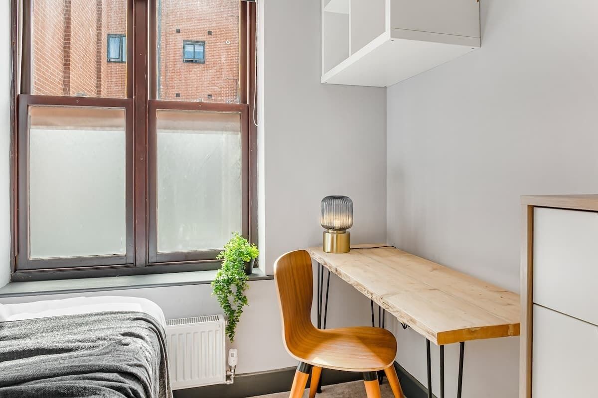 6 bedrooms, desk, iron/ironing board, WiFi