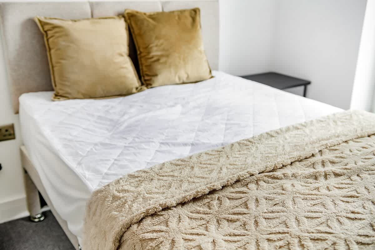 6 bedrooms, iron/ironing board, WiFi, bed sheets