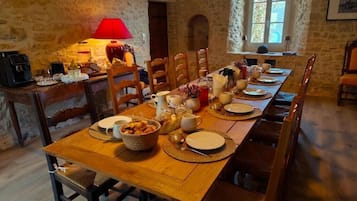 Desayuno de cocina local todos los días (con cargo)