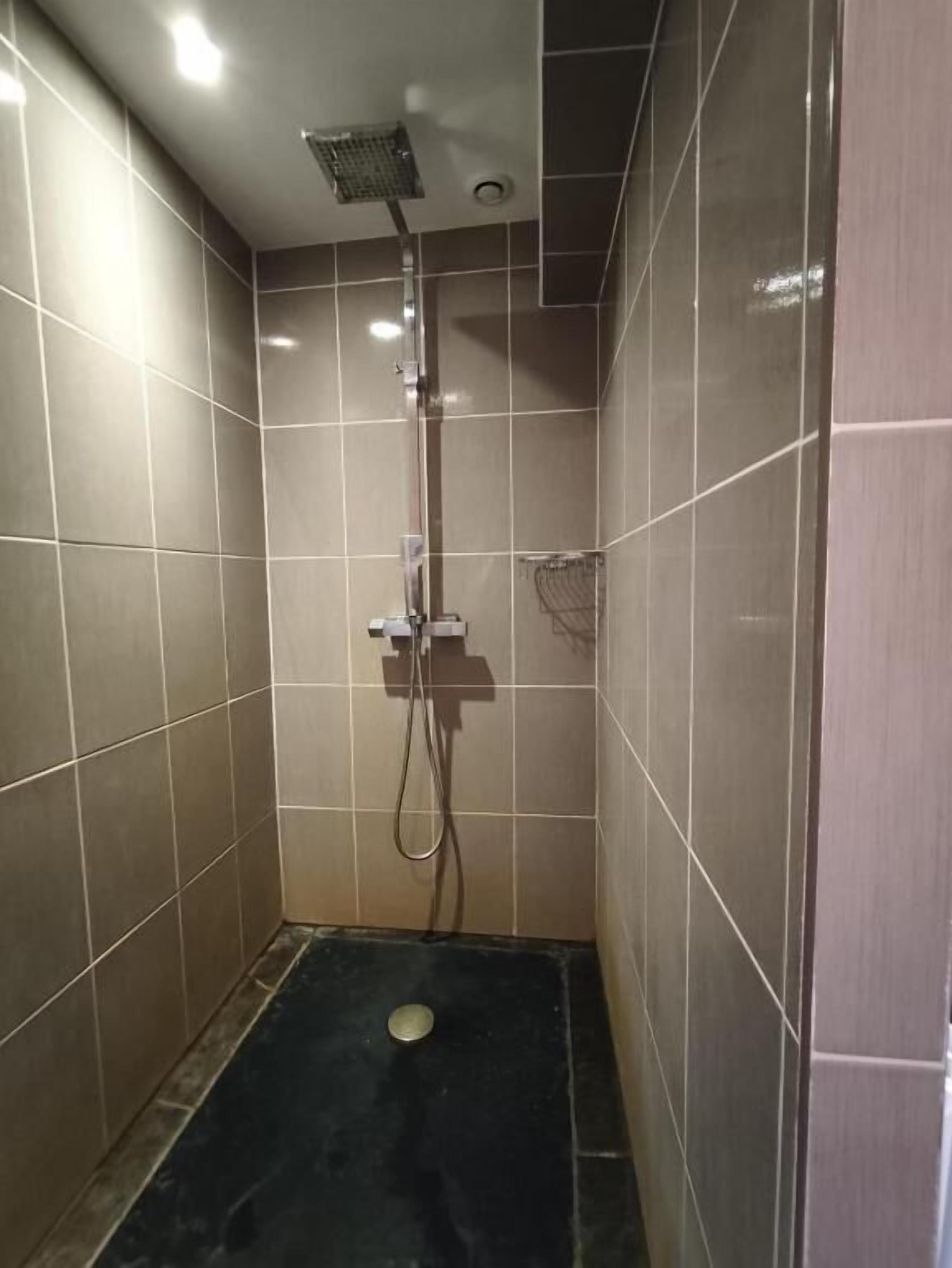 Comfort tweepersoonskamer, privébadkamer, uitzicht op tuin | Badkamer