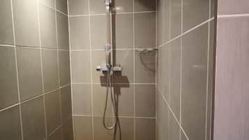 Comfort tweepersoonskamer, privébadkamer, uitzicht op tuin | Badkamer