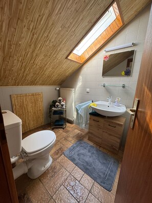 Shower, towels, soap, toilet paper - Vrbo Property (Heimbuchenthal)