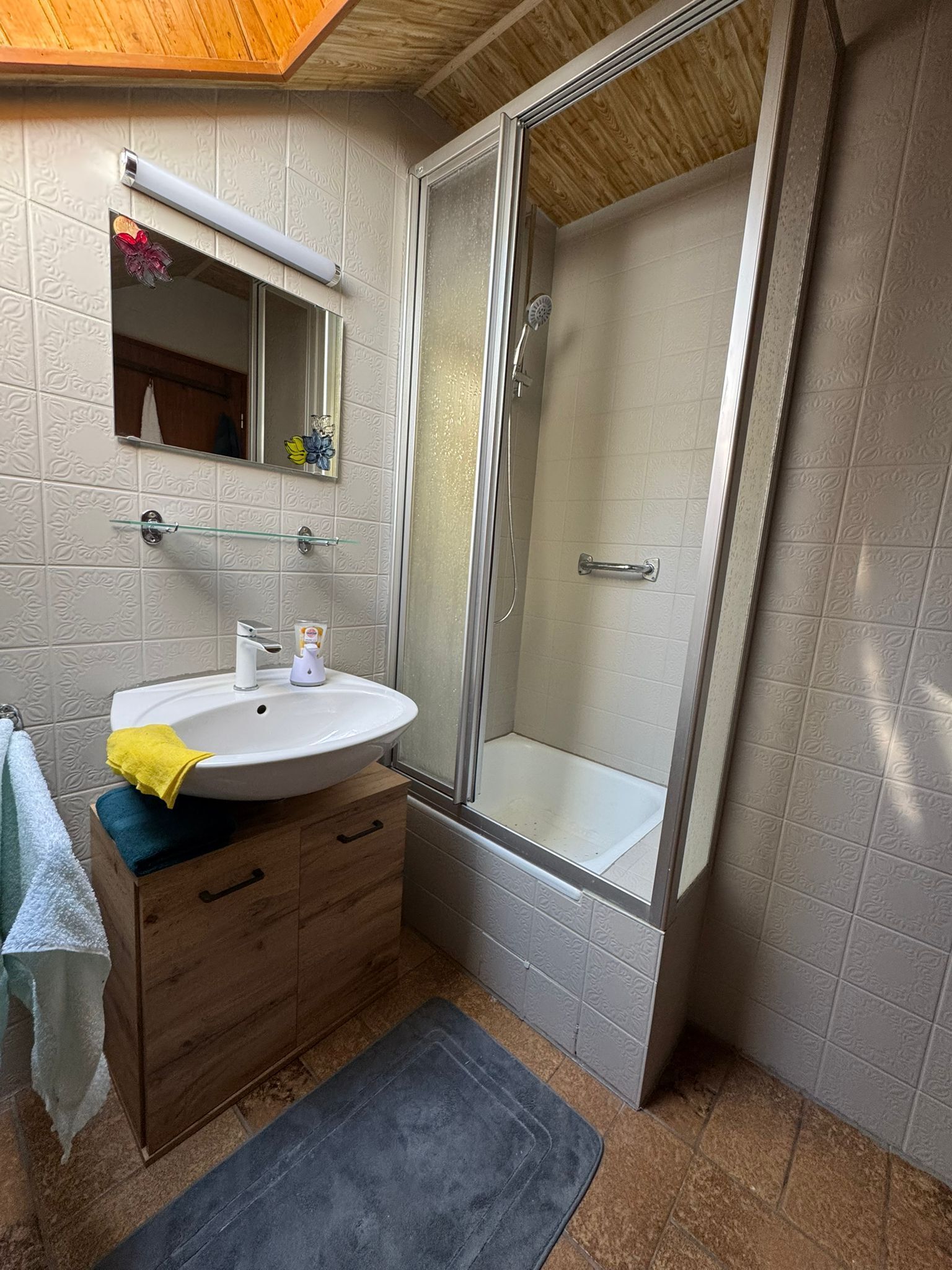 シャワー、タオル、石鹸、トイレットペーパー