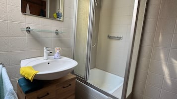 Dusche, Handtücher, Seife, Toilettenpapier