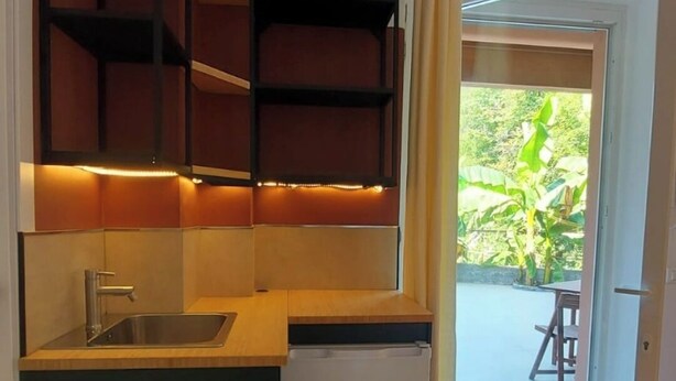 A compact kitchen with built-in shelves, a sink, and a compact refrigerator. - Papaya Suite for 3 guests, located in the nature park, Free parking (Rapallo)